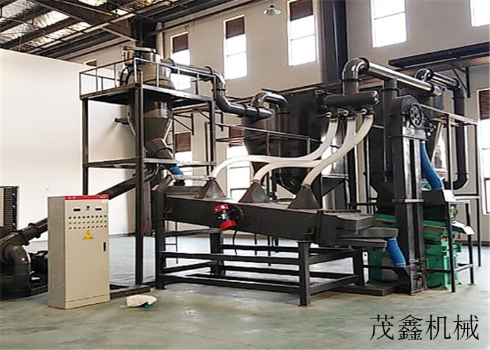 Negative sheet crushing and recycling equipment
